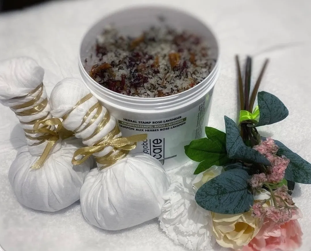 Pochons de massage aux plantes et bouquet de fleurs