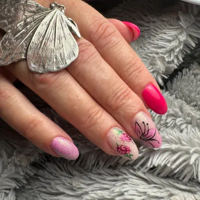 Nail art fleuri, rose et paillettes