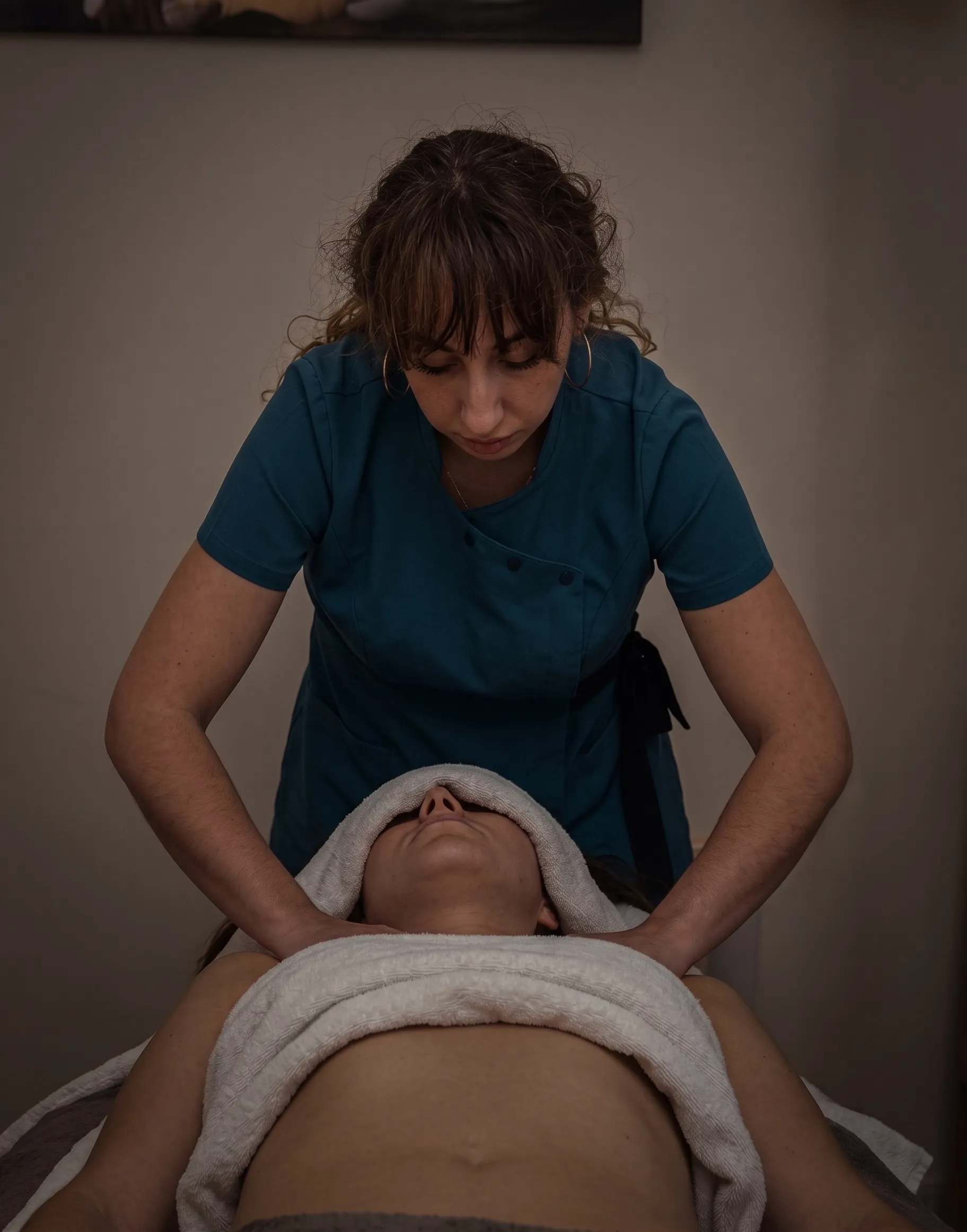Sophie réalisant un soin du visage en cabine